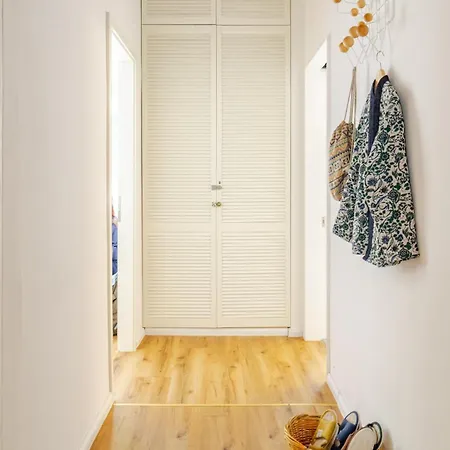 Colorful Flat Near Vibrant Boxhagener Platz Апартаменты Берлин